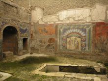 Les ruines d‘Herculanum, 1er siècle avant JC: vue actuelle de l‘intérieur d‘une maison aux murs ornés de scènes en mosaïques