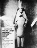 Photographie (anonyme) de l‘artiste Hugo BALL récitant un poème "bruitiste", déguisé, sur une scène de Cabaret Voltaire (Zürich, Allemangne) en 1917 : une oeuvretypique du mouvement " DADA" radicalement nouvelle!